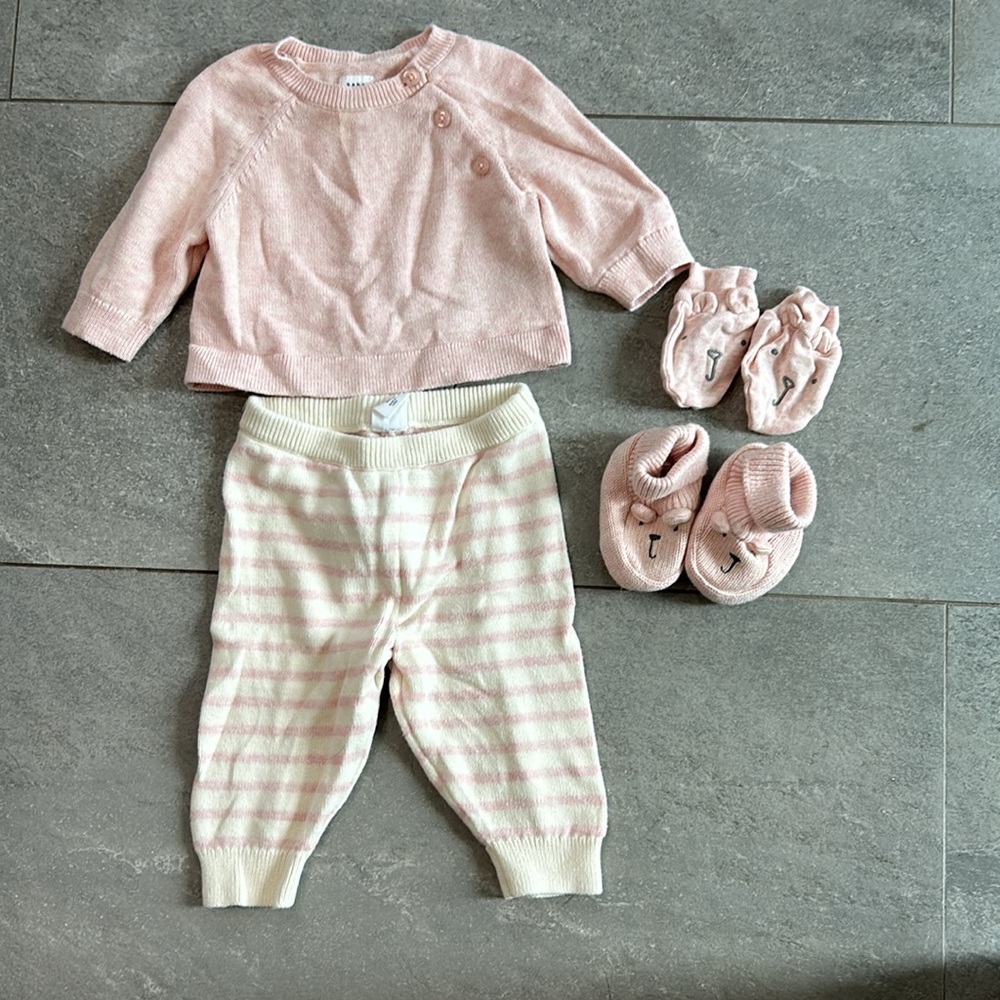 Baby gap sweater set with booties and mittens